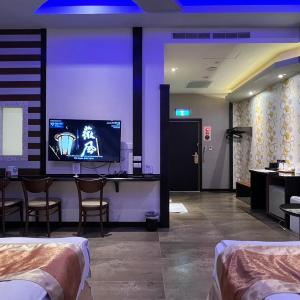 Business Quadruple Room with 2 King Beds and Free Parking