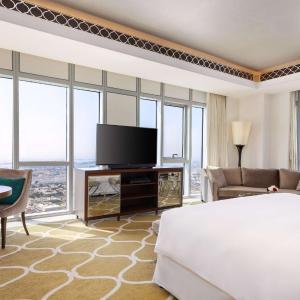 One Bedroom Grand Canal King Suite with Complimentary Executive Lounge Access