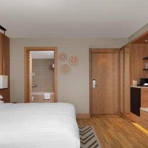 Superior King Room with City View