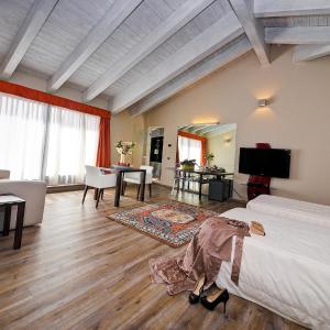 Suite with Lake View