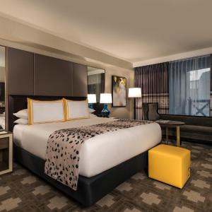 Julius Deluxe Room King Non-Smoking Mobility Roll-In