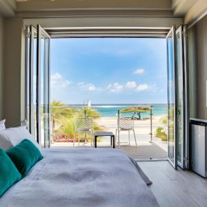 Mini-Master Ocean View Room with One Queen Bed