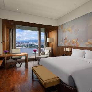 Standard King Room with River View - Lounge Access