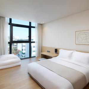 [Zoo Pass] Standard Ondol Room with City View + 2 Zoo Tickets per Reservation + 2 Breakfast
