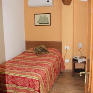 Single Room with Shared Bathroom