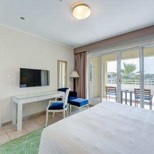 One-Bedroom Apartment with Balcony and Lake View - Free Shuttle Service to JBR Beach and Access to The Market Mall