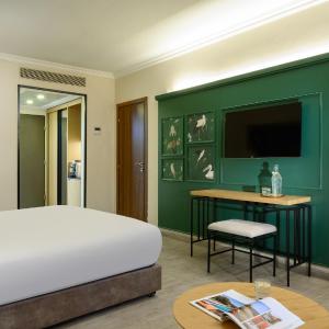 Deluxe Double or Twin Room (2 adults + 2 children)	