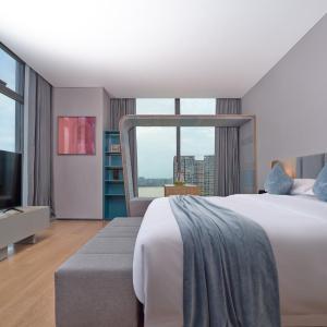 Executive Queen Room, City View