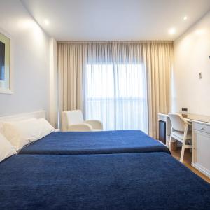 twin Room with children cot