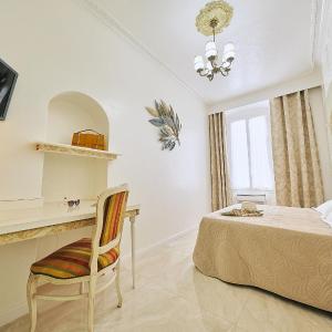 Double Room - Pedestrian Street Side 