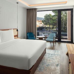 King room with Balcony -Pine Room/Park View