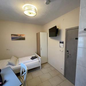 Budget Einzelzimmer, Dusche im Zimmer, eigenes WC nebenan 