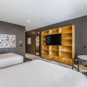 Deluxe Double Queen Room