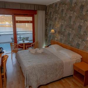 Double or Twin Room with Lake View