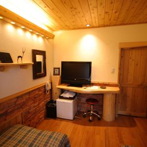 102 Deluxe Twin Room with Shared Bathroom with Private Toilet