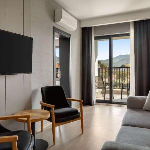 Suite with French Bed and Balcony - Land Side