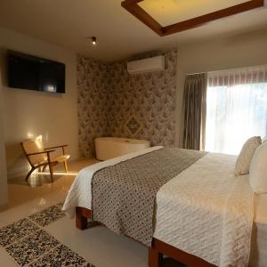 Deluxe Suite with Spa Bath