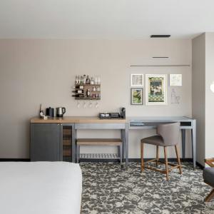 Corner King Room with City View