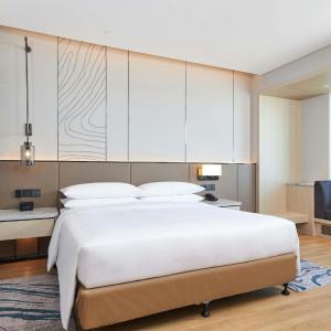 Deluxe King Room with City View