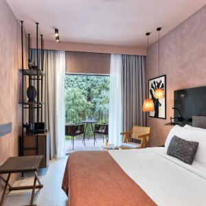 Tropical Retreat, Guest room, 1 King, Mountain view, Balcony