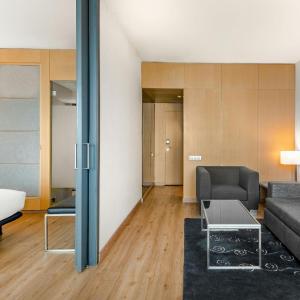 One-Bedroom Junior King Suite with Street View