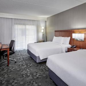 Queen Room with Two Queen Beds and Roll-In Shower - Mobility Access/Hearing Accessible
