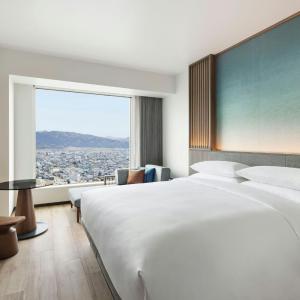 Deluxe King Room with Mountain View
