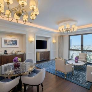 Grand, Club lounge access, Suite, 1 King, Skyline view