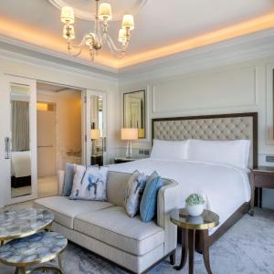 Club lounge access, Guest room, 1 King, City view