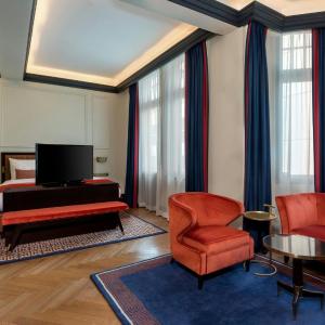 One-Bedroom Junior King Suite