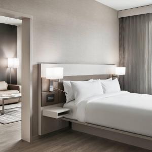 1 Bedroom Suite, 1 King, Sofa bed
