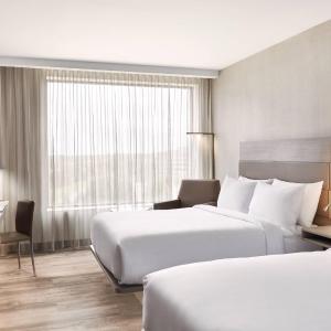 Queen Room with Two Queen Beds, Transfer Shower and Roll-In Shower - Mobility Access