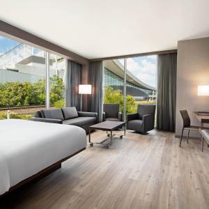 Corner King Room with Roll-In Shower - Mobility Access/Hearing Accessible