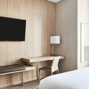 King Room - Mobility and Hearing Accessible with Tub