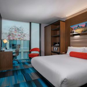 Aloft Queen Room - Accessible
