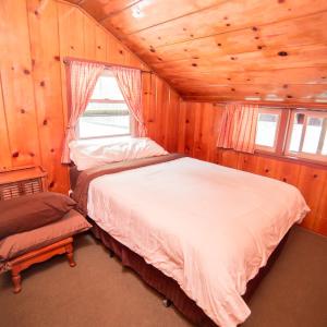 Queen Room with En Suite Bathroom