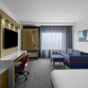 Queen Suite with Two Queen Beds, Bathtub and Sofa Bed - Mobility Access