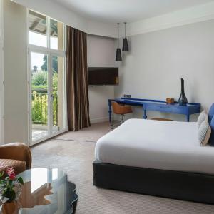 Junior King Suite with One King Bed and Garden View