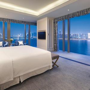 Panoramic suite with 270° qiantang river view, 1 king