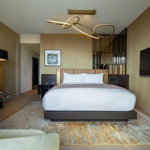 Superior King Room with Adapted Tub - Mobility Accessible