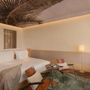 Premium Guest room with 1 King, City view
