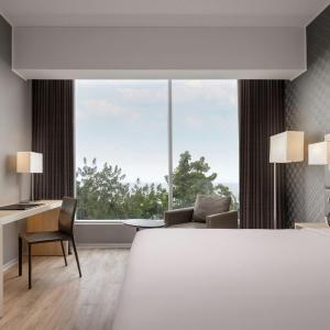 Deluxe King Room with Partial Ocean View