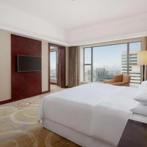 Deluxe Suite, Club level, 1 Bedroom Larger Suite, 1 King