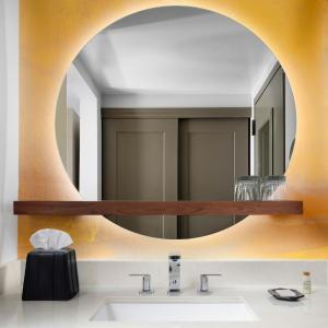 King Studio Suite with Sofa Bed and Roll-in Shower - Mobility and Hearing Accessible