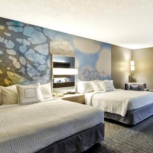 One-Bedroom Queen Suite with Two Queen Beds