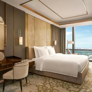 Landmark Panoramic King Suite - Club Lounge Access