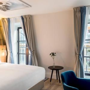 Queen Room with Balcony and Paris Rooftops View