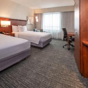 Queen Room with Two Queen Beds - Hearing Accessible