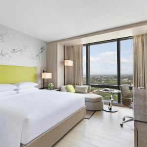 Deluxe Guest room, 1 King, City view, Corner room