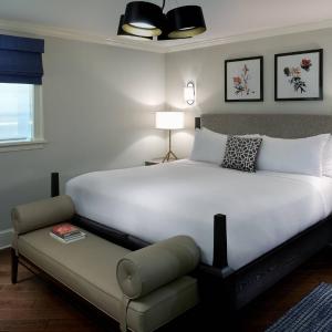 Illustrator King Room - Ground Floor/Mobility/Hearing Accessible with Tub